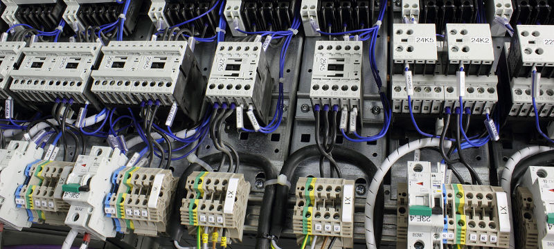 Electrical equipment with miniature circuit breakers, terminals and relays. Instalacion electrica industrial